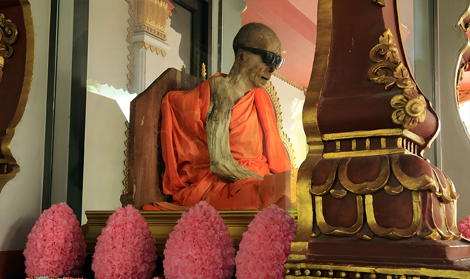 Mummified monk at Wat Khunnaram - Koh Samui tours