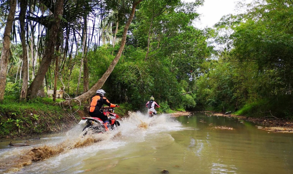 Samui Enduro Dirt Bike Adventure Tour crossing the river