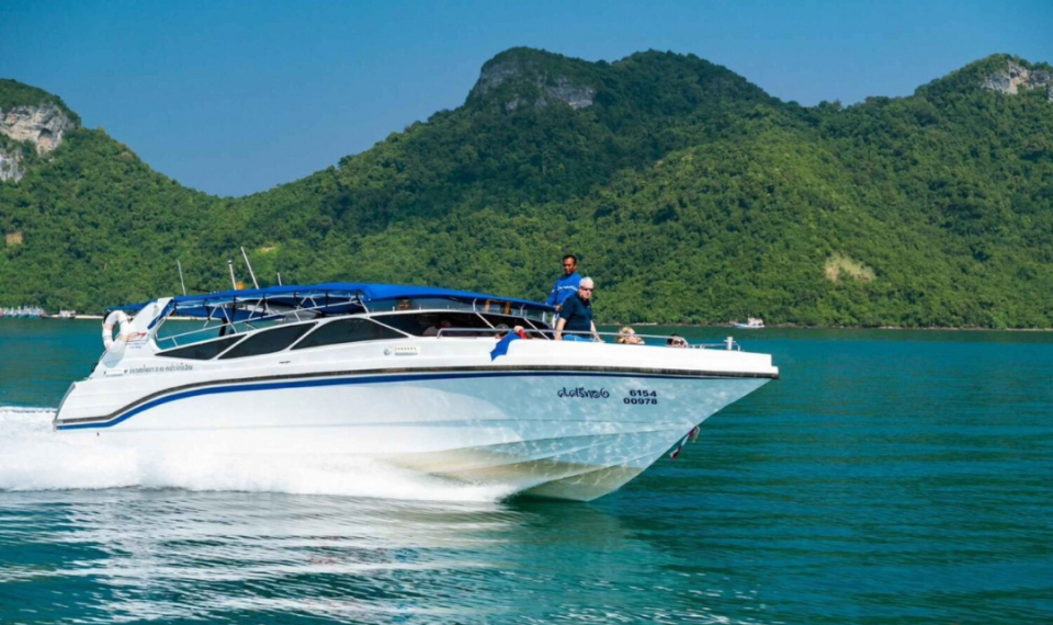 Sleek speedboat cruising towards the tropical paradise of Koh Tan, a premier destination for Samui speedboat excursions