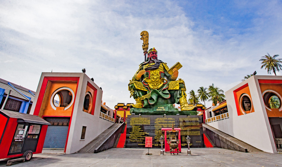 The imposing Guan Yu statue, a symbol of valor and a key attraction on Koh Samui excursions
