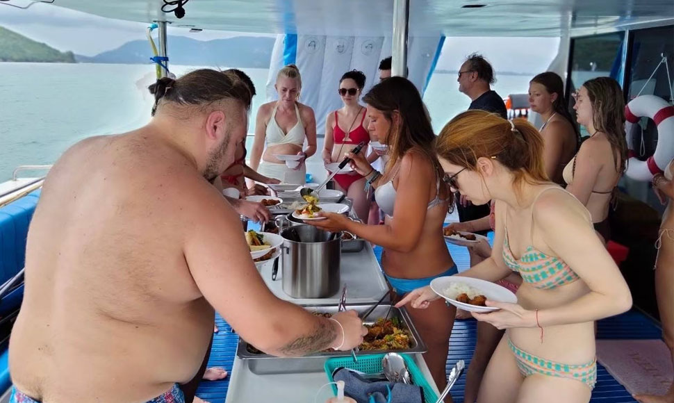 lunch dinner on ocean king samui catamaran